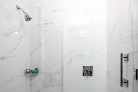 Bungalow, 1 King Bed | Bathroom shower