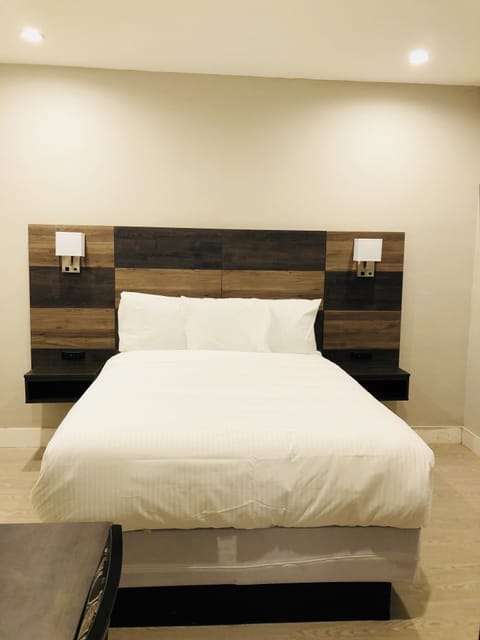 Standard Room, 1 Queen Bed, Private Bathroom | Desk, blackout drapes, free WiFi, bed sheets