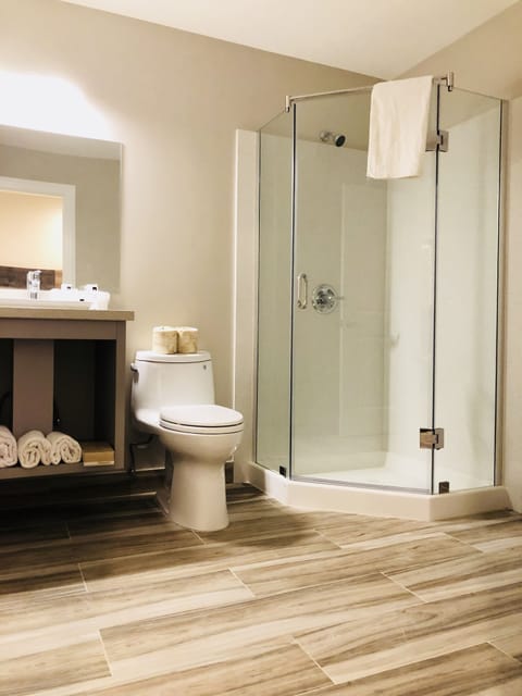 Standard Room, 1 Queen Bed, Private Bathroom | Desk, blackout drapes, free WiFi, bed sheets