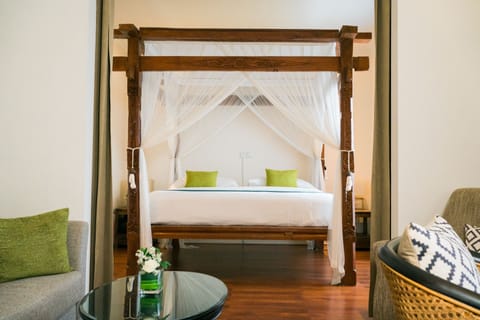 Suite, Garden View | Minibar, in-room safe, desk, soundproofing