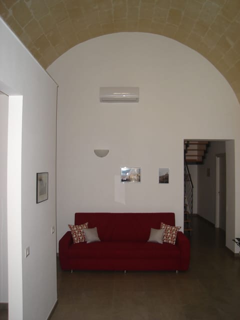 Check-in/check-out kiosk