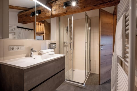 Family Studio, Multiple Beds | Bathroom | Shower, free toiletries, hair dryer, towels