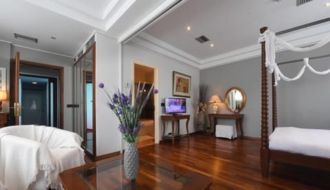 Deluxe Room | In-room safe, desk, free WiFi, bed sheets