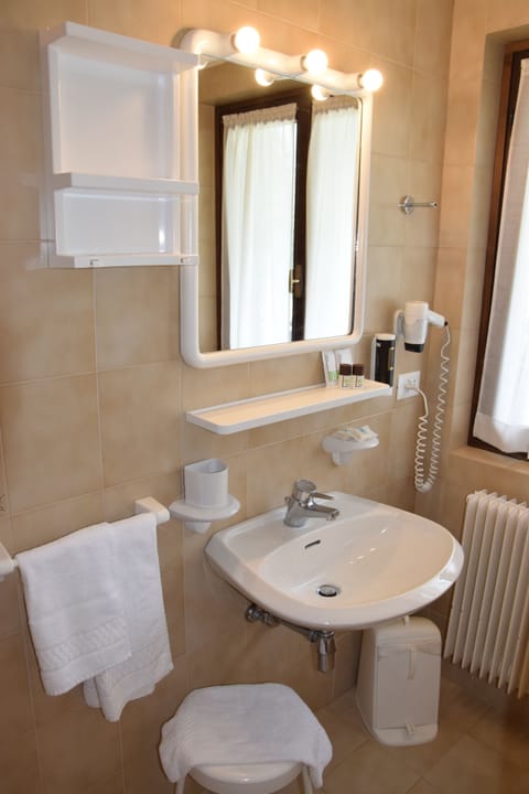 Triple Room, Mountain View | Bathroom | Shower, free toiletries, hair dryer, bidet