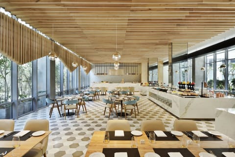2 restaurants; breakfast, lunch, dinner, and brunch served