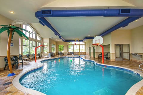 Indoor pool, sun loungers
