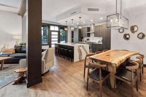 Luxury Condo, 3 Bedrooms, Kitchen, Partial Lake View | Private kitchen | Full-size fridge, oven, stovetop, dishwasher