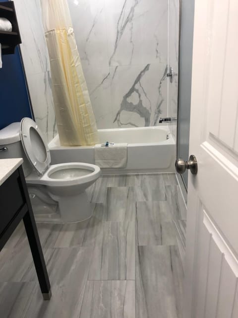 Combined shower/tub, deep soaking tub, free toiletries, hair dryer