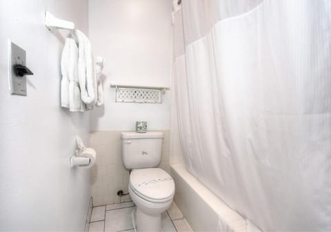 Combined shower/tub, deep soaking tub, free toiletries, hair dryer