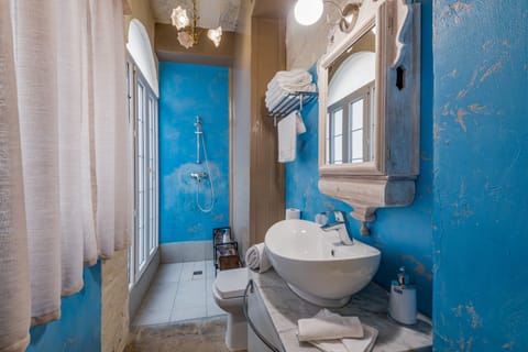 Room (Comfrot Double Room) | Bathroom | Shower, free toiletries, hair dryer, slippers