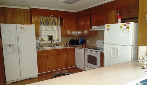 Fully equipped kitchen, two refrigerators with freezers!