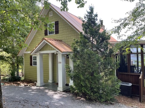 Circular driveway and no steps into house