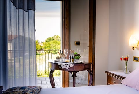 Double Room | Minibar, desk, soundproofing, free WiFi