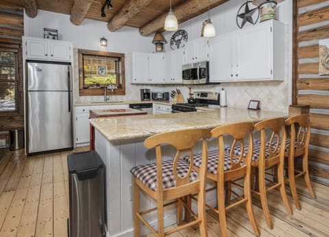 Townhome, 2 Bedrooms | Private kitchen | Microwave, dishwasher, cookware/dishes/utensils