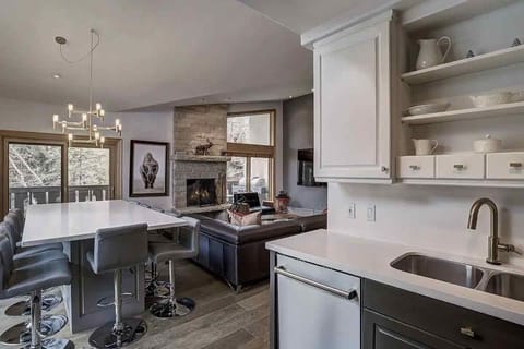 Condo, 4 Bedrooms | Private kitchen | Fridge, oven, coffee/tea maker, toaster