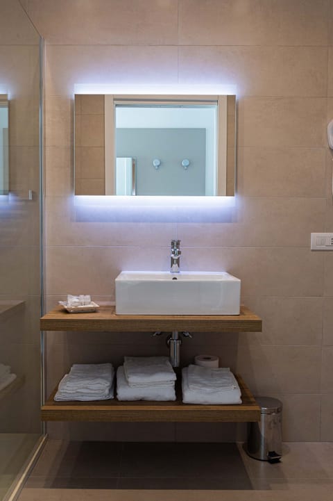 Shower, free toiletries, hair dryer, bidet