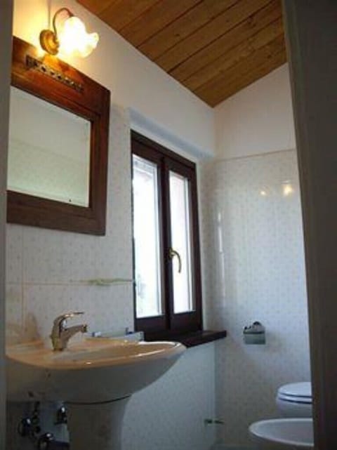 Shower, free toiletries, bidet