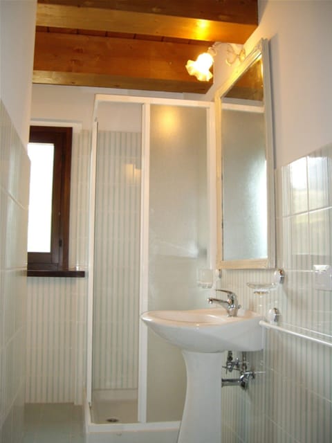 Shower, free toiletries, bidet