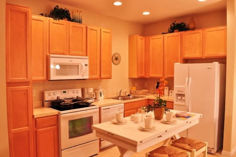 Family Townhome, Garden Area | Shared kitchen | Fridge, microwave, oven, stovetop