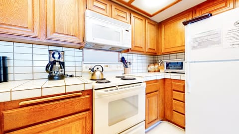 Condo, 3 Bedrooms | Private kitchen | Full-size fridge, microwave, oven, stovetop