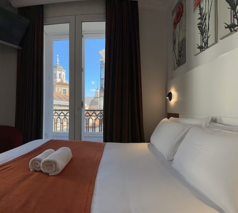 Double Room (con balcón y vistas) | Minibar, in-room safe, desk, soundproofing