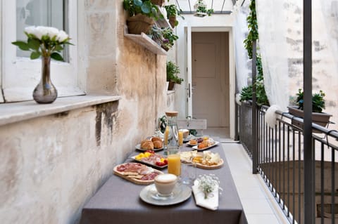 Daily cooked-to-order breakfast for a fee
