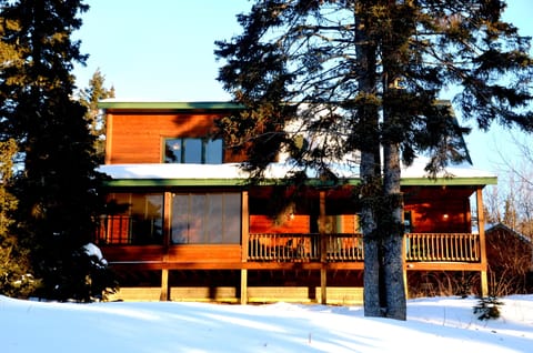 Prime Lutsen location 1 mile to the ski hills, 1/2 a mile to Lake Superior!