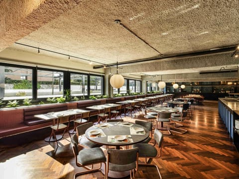 Lunch and dinner served, international cuisine