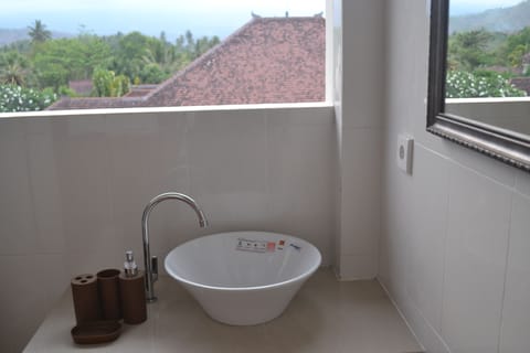 Deluxe Room, Ocean View | Bathroom amenities | Shower, free toiletries, bathrobes, towels