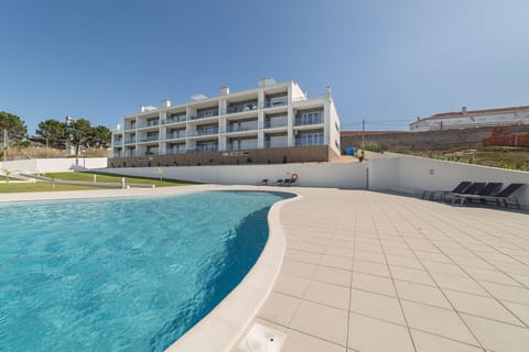 Holiday apartment with 2 bedrooms and two bathrooms, equipped kitchen, wi-fi and cable channels. Has access to a shared swimming pool and a parking space for 1 car. 
This apartament is located in Sítio da Nazaré where you can access the beach through the famous lift.