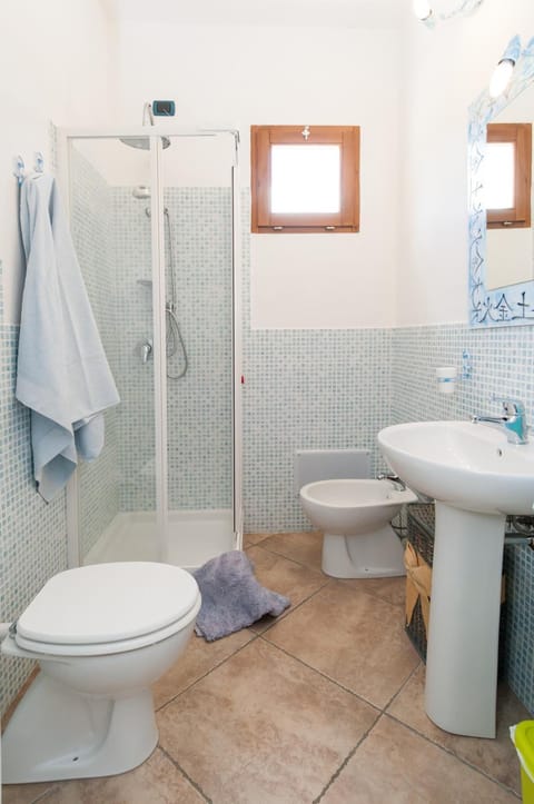 Shower, free toiletries, hair dryer, bidet