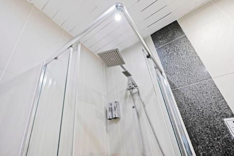 Standard Double Room, 1 Double Bed | Bathroom | Free toiletries, hair dryer, towels, soap