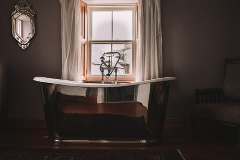 Deluxe Double Room | Bathroom | Free toiletries, hair dryer, towels, soap