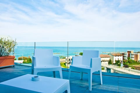 Premium Studio Suite, 1 Queen Bed, Hot Tub, Sea View | Terrace/patio