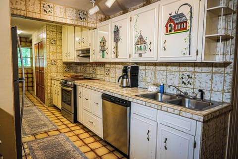 Full-size fridge, microwave, oven, stovetop