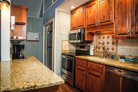 Standard Chalet | Private kitchen | Full-size fridge, microwave, oven, stovetop