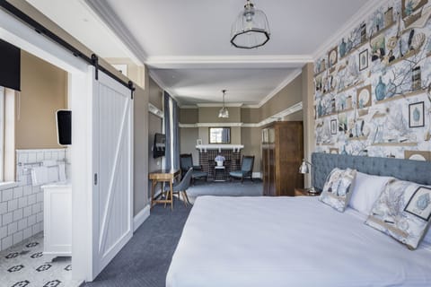 King Ensuite Room - Park View | Iron/ironing board, WiFi (free), bed sheets