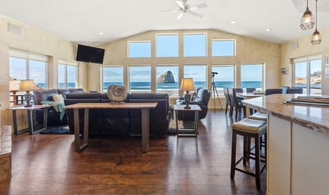 Welcome to your oasis with Haystack rock and the Pacific in your backyard!