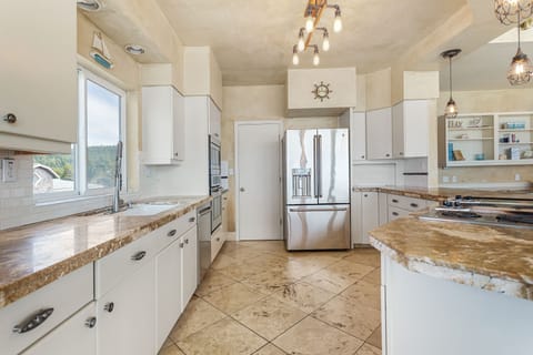 Fully stocked kitchen to watch the waves crash as you prepare a meal! 