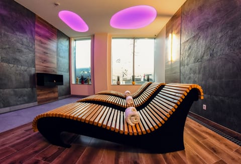 Hot tub, steam room