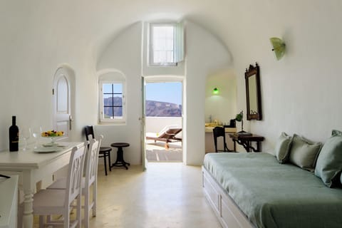 Family Suite, Jetted Tub (Caldera View) | Premium bedding, in-room safe, soundproofing, iron/ironing board