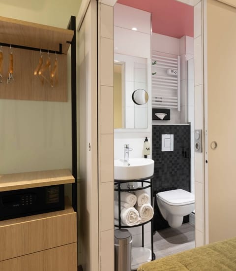 Classic Double Room | Bathroom | Free toiletries, towels, soap, shampoo