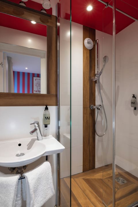 Hypo-allergenic bedding, in-room safe, desk, blackout drapes