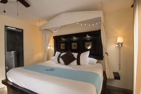 Standard Room, 1 King Bed | Room amenity