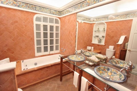 Premium Double Room | Bathroom | Shower, free toiletries, hair dryer, towels