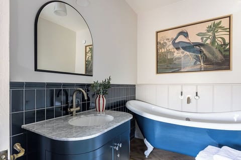 Premium Double Room | Bathroom | Free toiletries, hair dryer, towels