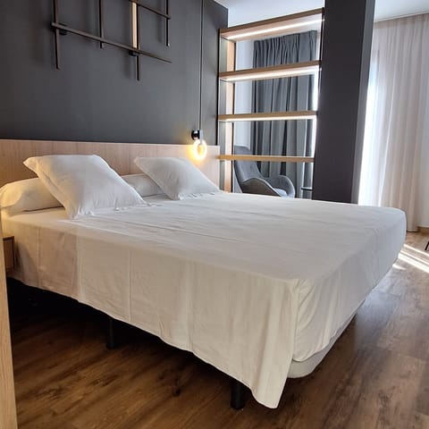 Comfort Room | Minibar, in-room safe, desk, free WiFi