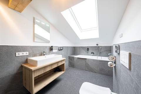 Suite | Hypo-allergenic bedding, memory foam beds, minibar, in-room safe