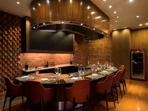 2 restaurants; breakfast, lunch, and dinner served