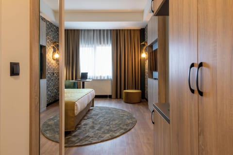 Deluxe Double | In-room safe, iron/ironing board, free WiFi, bed sheets